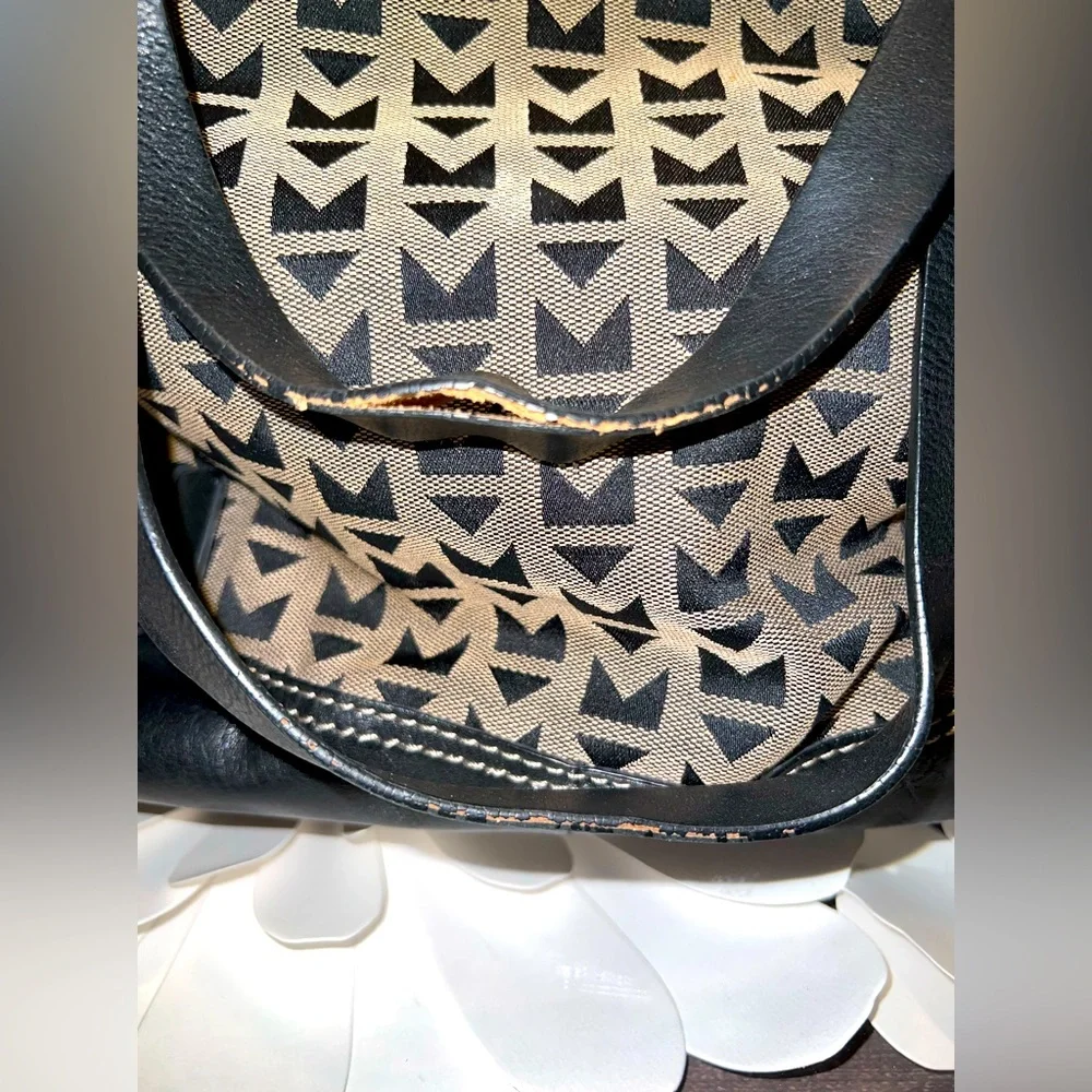 MICHAEL KORS: Signature Black/Cream Tote purse